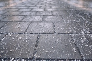 В погодной ловушке: узнали, почему соль и песок не спасают от гололеда