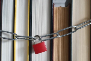 Кто в Беларуси запрещает книги и по каким причинам, рассказали в Мининформе