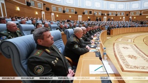 Лукашенко - военным: научите людей воевать, мы должны быть сильны