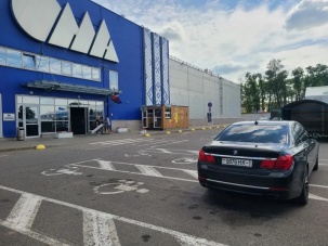 Белорусы возмутились неправильной парковкой водителя из Бреста. Автомобиль занял сразу два места в зоне для инвалидов