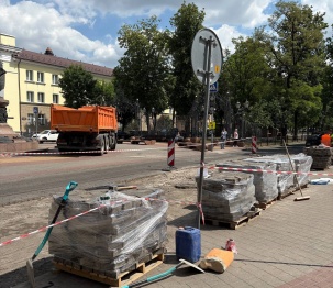 На перекрестке улиц Советская и Гоголя в Бресте начались работы по замене плиточного покрытия