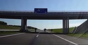 Нашли и наказали странных парней, которые перекрывали трассу М1 и пугали проезжающих