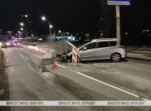 Препятствия для движения в виде бетонного блока не заметил водитель Peugeot в Бресте