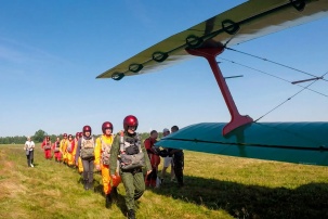 Белорусские связисты и айтишники осуществили свой первый прыжок с парашютом, посвятив это событие Дню Независимости Республики Беларусь