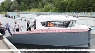 Первый белорусский электрический прогулочный катамаран тестируют на водах Мухавца в Бресте
