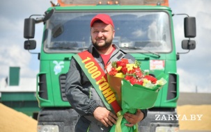 Рекордсмен прошлой жатвы Вячеслав Трус первым в Барановичском районе перевез 1000 тонн зерна