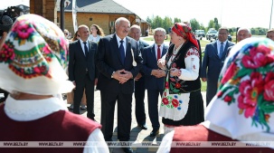 Самобытные традиции и уникальные ремесла. Лукашенко посетил подворья полешуков