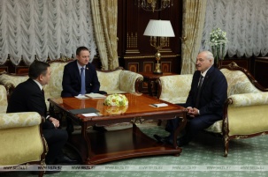 Лукашенко заявил о "паломничестве" белорусов в Москву и поддержал строительство высокоскоростной магистрали