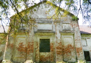 Старинную обитель милосердия продают как гараж?