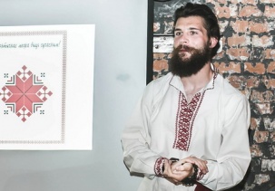 Антон Талашко из Малориты привёз несколько уникальных аутентичных белорусских костюмов в Брест