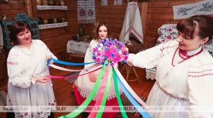 В Бездеже воссоздали технику плетения уникального свадебного венка