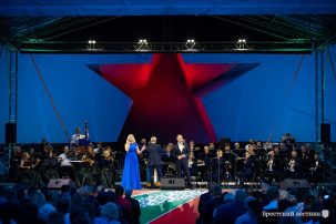 Салютом и гимном завершился День Независимости в Бресте