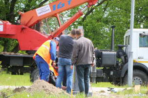 На Зубачева у Брестской крепости приступили к установке аллеи «Их именами названы улицы Бреста»