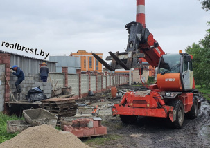 Новый забор на территории ТЭЦ, который позволит продлить набережную до музея железнодорожной техники в Бресте, почти готов