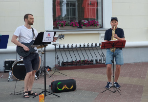 Уличные музыканты выбирают улицу Советская в Бресте и живую аудиторию