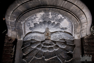 Статуэтка птицы в гарнизонном храме Брестской крепости