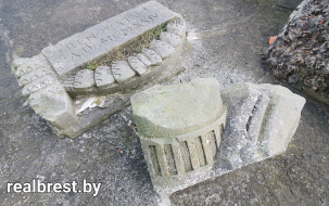 Фрагмент декора с надписью на латыни в Брестской крепости