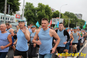 На День ВДВ десантники пробежались по улицам Бреста