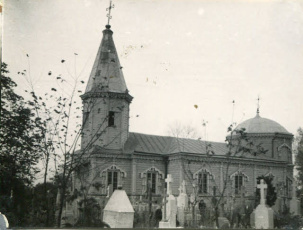 В свое время над Тришинским некрополем возвышалась большая деревянная Свято-Троицкая церковь
