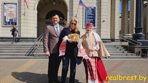 Встретили заслуженную артистку Марию Шукшину на железнодорожном вокзале «Брест» с хлебом-солью