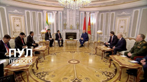 Лукашенко угостил премьера Мьянмы бабкой и ягодным морсом