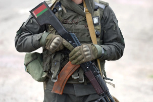 В нескольких километрах от границы белорусские военные ведут борьбу с диверсионно-разведывательной группой