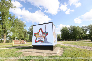 На улицах Бреста ко Дню Победы появились тематические стенды, фотозоны, клумбы и муралы