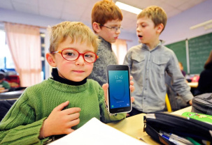 Гаджеты под замок: с 1 сентября в школах Беларуси запретят смартфоны