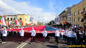 В Бресте около 70 тысяч человек приняли участие в митинге посвященном Дню Победы