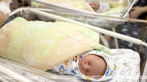 В Беларуси планируют оплачивать отпуск для отцов при рождении ребенка