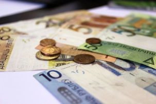 Сколько белорусы потратили в магазинах и кафе с начала года