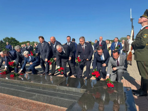 Володин и Сергеенко возложили венок к Вечному огню в Брестской крепости