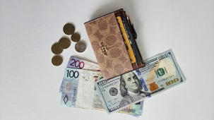 «Поддался соблазну и потерял более тысячи рублей». Белорусы рассказали, в какой валюте хранят сбережения