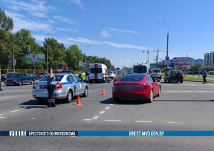 В Бресте произошло ДТП с участием мотоциклиста и автомобиля медслужбы МЧС. Мотоциклист погиб