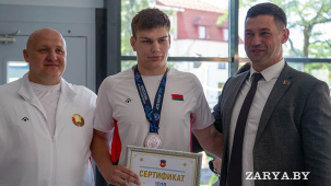 Дмитрий Власик вручил подарочный сертификат молодому таланту Константину Касьяну