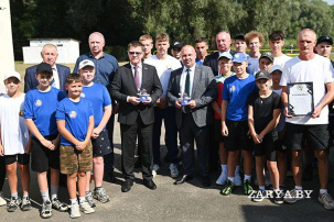 Председатель профсоюзов Беларуси Юрий Сенько передал брестским гребцам новые тренажеры