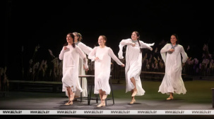 Спектаклем "Горький хлеб" Национального драмтеатра им. Горького открылся фестиваль "Белая Вежа-2025"