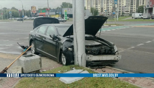 Брестчанка на «Lexus» отвлеклась от управления и совершила наезд на световую опору
