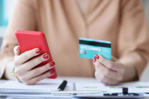 Банки в октябре меняют комиссии и пакеты: кто будет платить больше