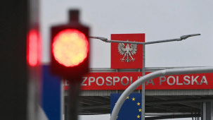 Люди живут в фурах. Водители большегрузов по семь суток стоят в очередях на белорусско-польской границе