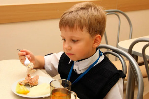 "Холодная, слипшаяся, невкусная, умудряются испортить даже чай": почему дети не едят в школе