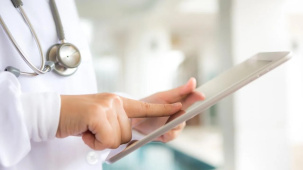 Стало известно, как поликлиники и аптеки будут работать в длинные выходные