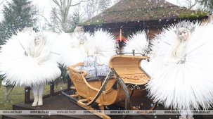 Резные сани для белорусского Деда Мороза изготовили пинские мастера