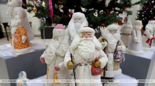 Коллекционные фигурки Дедов Морозов и Снегурочек можно будет увидеть на выставке в Бресте