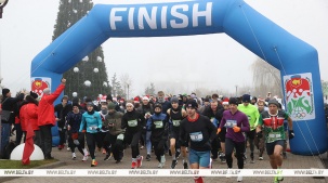 Нарядные, бодрые, счастливые. Более 300 человек вышли на старт Новогоднего забега в Бресте