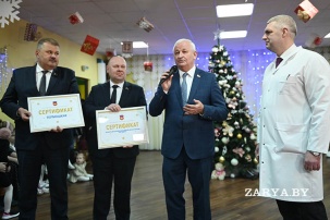 Петр Пархомчик посетил новогодний утренник в областном центре медицинской реабилитации «ТОНУС» в Бресте