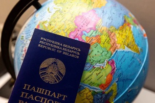 Паспорт за деньги. Власти хотят упростить получение гражданства Беларуси – вот для кого