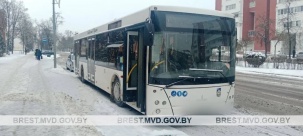 В Бресте 80-летняя женщина упала в салоне автобуса и получила травму