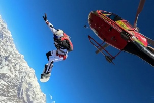 Белоруска установила рекорд, прыгнув с доской и парашютом в горах