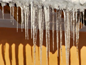 В Бресте приступили к борьбе с сосульками и наледью. Предлагают быть осторожными